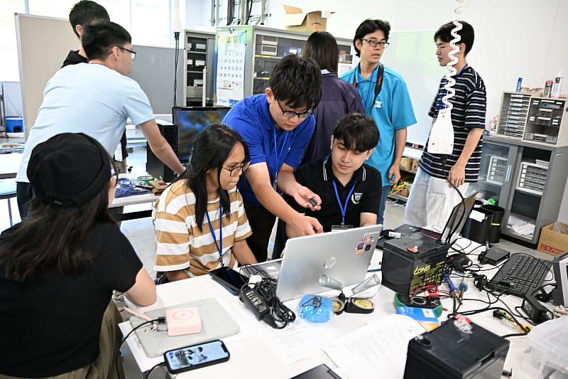 本次活動更是iPBL計畫首度將AI技術導入能源領域,運用問題及專案導向學習之教學模式,協助學生運用數據分析與演算法,探索能源轉化的最佳效率,展現了跨域共學的價值。